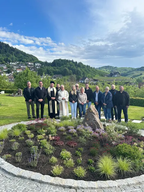 Christian Uhlig, Juniorchef der Grabmalfertigung Falk (v. l.), Bürgermeister Stefan Hattenbach, Pfarrer Andreas Moll, Leiter des Standesamtes Dennis Hodapp, Pfarrer Georg Schmitt, stellvertretende Bauamtsleiterin Leonie Roth gemeinsam mit Mitgliedern des Gemeinderates Kappelrodeck  | Foto: Gemeinde Kappelrodeck/Jasmin Liebich