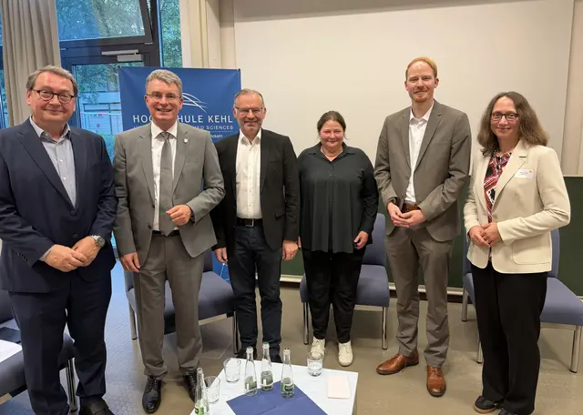Teilnehmer der Podiumsdiskussion in der Hochschule Kehl: Rektor Prof. Dr. Joachim Beck, Landrat Thorsten Erny, Norbert Lins, MdEP, Prof. Dr. Annegret Eppler, Jan Molzbgerger, Leiter des Europabüros der baden-württembergischen Kommunen und Andra Hahn, Vorsitzende der AG Europabeauftragte der Landkreise in Baden-Württemberg | Foto: Laura Fäßler/Landratsamt Ortenaukreis