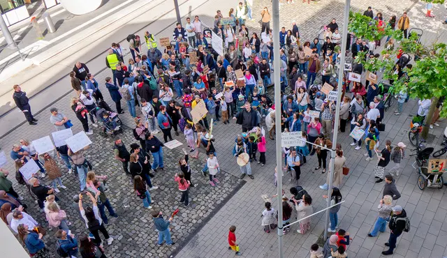 Rund 200 Eltern tun vor dem Kehler Rathaus ihren Unmut kund. | Foto: Stadt Kehl