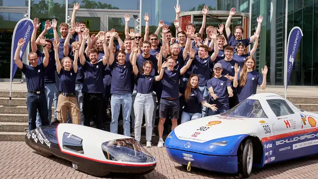 Die Freude des Teams über den neuen S8 (links) ist ebenso groß wie die Vorfreude auf den Start mit ihm und dem S5 (rechts) beim Shell Eco-marathon im Juni.   | Foto: Hochschule Offenburg