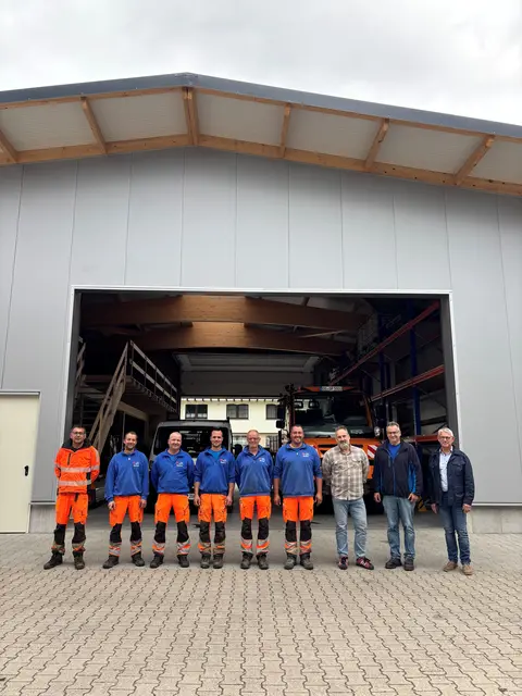Die Mitarbeiter des Oppenauer Bauhofs leisteten einen erheblichen Teil Eigenleistung für die neue Halle: Fredy Knapps Thommen (v. l.), Stephan Huber, Stephan Maier, Felix Armbruster, Anton Huber, Simon Huber, Klaus Kimmig, Bauhofleiter Johannes Birk und Bürgermeister Uwe Gaiser. | Foto: Gemeinde Oppenau