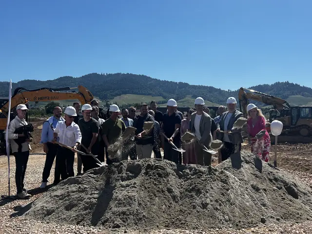 Mit dem traditionellen Spatenstich beginnt die Bauphase des Sportparks Süd in Offenburg. | Foto: Lea Wölfle