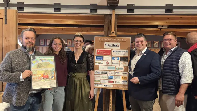 Stephan Dannerm Kassierer Durbachs Winzer e. V. (v. l.), Ronja Erdrich, Künstlerin des Etiketts, Sophia Männle, Durbacher Weinprinzessin, Bürgermeister Andreas König und Thomas Männle, Vorstand Durbachs Winzer e. V. | Foto: Durbachs Winzer e. V.