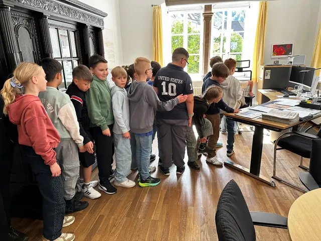 Wie sitzt es sich auf dem Chefsessel? Die Schüler durften es ausprobieren. | Foto: Stadtverwaltung Hornberg