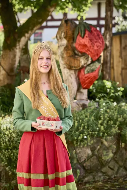 Martha Spraul lebt auf einem Obst-Weinbaubetrieb. Kein Wunder, dass die neue Baden-Württembergische Erdbeerkönigin eine besondere Schwäche für die roten Früchte hat.  | Foto: Michael Bode
