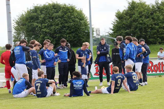 Hängende Köpfe beim SVN nach der 0:1 Heimniederlage gegen Meister FC Tenningen und dem fast sicheren Abstieg.  | Foto: Foto: Fissler