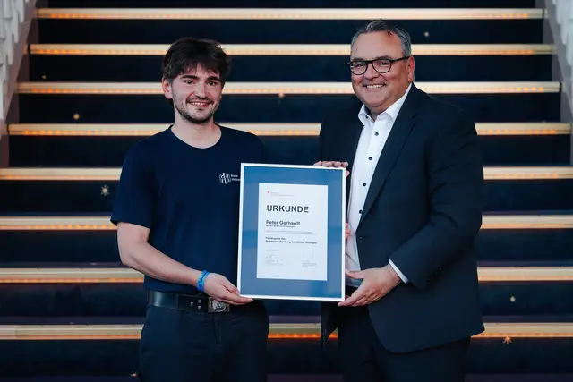 Förderpreis der Sparkasse Freiburg-Nördlicher Breisgau: Der Preisträger, Schreinermeister Peter Gerhardt aus Freiburg im Breisgau (l) und Daniel Zeiler, Vorstandsvorsitzender der Sparkasse Freiburg-Nördlicher Breisgau.                | Foto: HWK FR/Felix Risch 