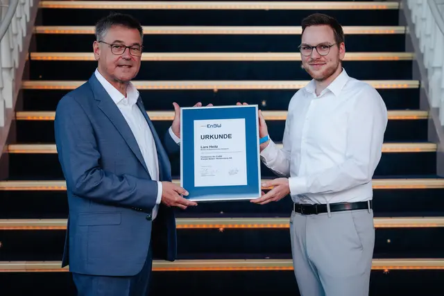 Förderpreis der EnBW Energie Baden-Württemberg: Michael Gutjahr (l), Leiter Kommunale Beziehungen BW der Netze BW GmbH und der Preisträger, Elektrotechnikermeister Lars Heitz aus Kehl.             | Foto: HWK FR/Felix Risch 