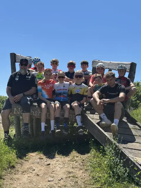 Die nominierten Nachwuchsbiker in der U13 für die TFJV 2026 mit Anna Hoferer vom SC Hausach 3. von links vorne.