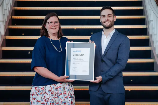 Förderpreis der Stiftung junges Handwerk: Julia Fellmann, Leiterin der Geschäftsstelle der Stiftung junges Handwerk, und der Preisträger, Feinwerkmechanikermeister Tobias Brückner aus Ebringen.         | Foto: HWK FR/Felix Risch