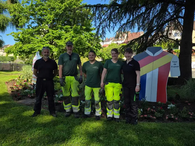 Lahrer Gärtner gestalten ein farbenfrohes Blumenbeet zur Tour den France in Dole. Das Lahrer Team bestand aus Gery Deletoille (v. l.), Markus Neugebauer, Jakob Maus, Larissa Lork und Katrin Mertenskötter.  | Foto: Stadt Lahr
