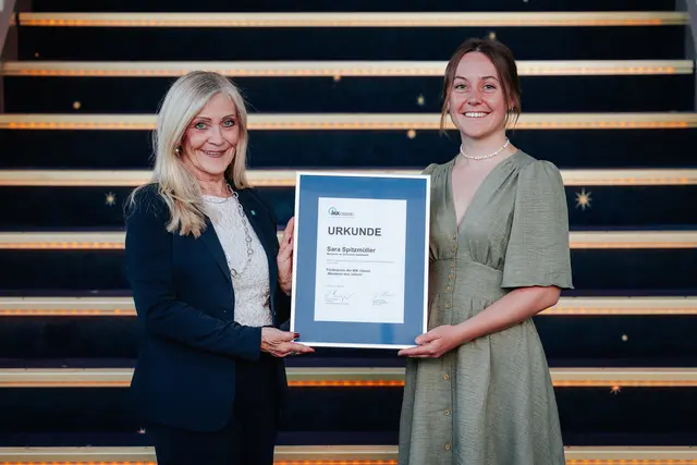 Förderpreis der IKK classic – „Meisterin des Jahres“: Gisela Meier (l), Regionalleiterin IKK classic am Standort Freiburg, und die Preisträgerin, Schreinermeisterin Sara Spitzmüller aus Hohberg-Diersburg.     | Foto: HWK FR/Felix Risch 