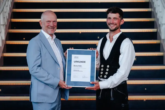Förderpreis der AOK Baden-Württemberg: Wolfang Schweizer (l), Geschäftsführer der AOK Südlicher Oberrhein, und der Preisträger, Zimmerermeister Bruno Faller aus Freiburg im Breisgau.            | Foto: HWK FR/Felix Risch 