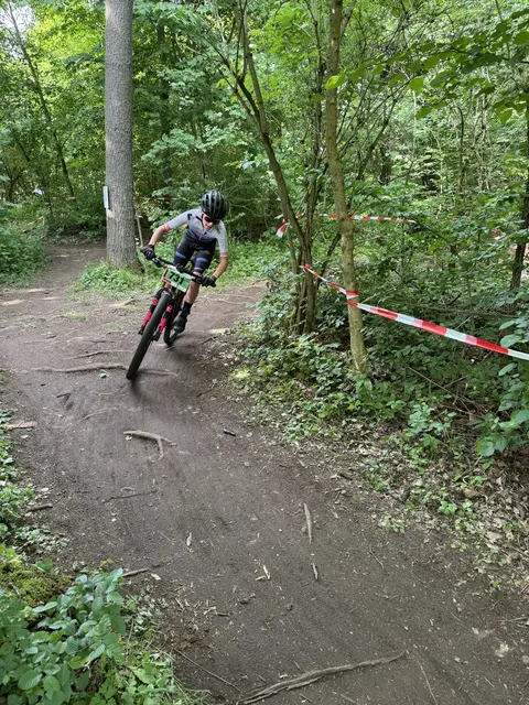 Anna Hoferer souverän in Führung im Rennen.