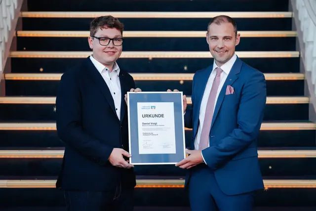 Förderpreis der Volksbank Freiburg eG (v.l.n.r.): Der Preisträger, Feinwerkmechanikermeister Daniel Voigt aus Endingen am Kaiserstuhl und Clemens Pultar, Bereichsleiter Firmenkunden der Volksbank Freiburg eG.         | Foto:  HWK FR/Felix Risch 