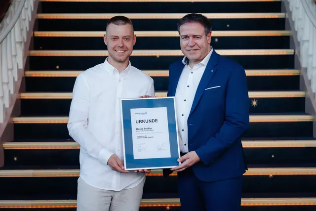 Förderpreis der SIGNAL IDUNA Gruppe: Der Preisträger, Metallbauermeister David Pfeffer aus Hohberg (l) und Udo Claßen, Gebietsdirektor SIGNAL IDUNA Gruppe Freiburg.        | Foto: HWK FR/Felix Risch 