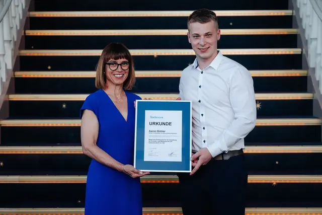 Energiewende-Förderpreis der badenova AG &amp; Co. KG: Doris Di Leo, Bereichsleiterin Privat- und Gewerbekundenvertrieb der badenova AG &amp; Co. KG, und der Preisträger, Installateur- und Heizungsbauermeister Aaron Bühler aus Ottenhöfen im Schwarzwald.            | Foto:  HWK FR/Felix Risch