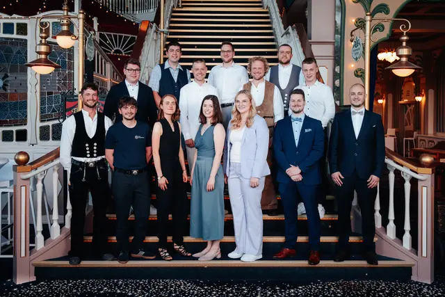 Die besten Jungmeisterinnen und Jungmeister des Jahrgangs 2025/2026 (v.li.n.re.): 1. Reihe: Bruno Faller aus Freiburg im Breisgau, Peter Gerhardt aus Freiburg im Breisgau, Elodie Limare aus Wolfach, Malaika Grieb aus Ludwigsburg, Jessica Sauerbeck aus Görwihl, André Krings aus Ettenheim, Alexander Reiswich aus Lahr. 2. Reihe: Daniel Voigt aus Endingen am Kaiserstuhl, David Pfeffer aus Hohberg, Kilian Stüber aus Esslingen am Neckar, Aaron Bühler aus Ottenhöfen im Schwarzwald. 3. Reihe: Philipp Allkämper aus Zerf in Rheinland-Pfalz, Lars Heitz aus Kehl und Yves Kornmeier aus Zell am Harmersbach.  | Foto: HWK FR/Felix Risch