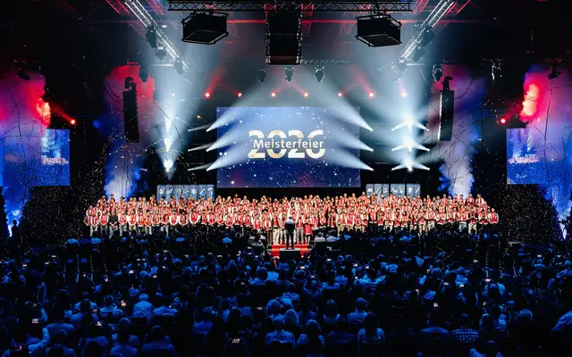 Die Jungmeister wurden durch Kammerpräsident Christof Burger offiziell in den Meisterstand erhoben und wurden für ihre Leistungen auf der großen Bühne der Europa-Park Arena gefeiert.    | Foto: HWK FR/Felix Risch