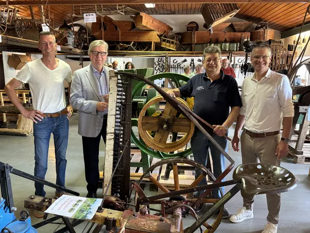 Ein weiterer Meilenstein für die Renchtäler Schlepperfreunde: Ortsvorsteher Andreas Kimmig (links), Minister a. D. Willi Stächele (2. von links), Vorsitzender Josef Brandstetter und Bürgermeister Christoph Lipps (rechts) bei der Eröffnung des neuen Museums im ehemaligen „Weinbergblick“ in Bottenau | Foto: Hermann Brüstle