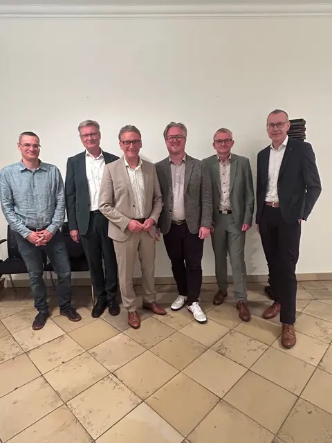Lars Fischer (Leiter Recht Badenova), Klaus Preiser (technischer Geschäftsführer Badenova Wärmeplus), Oberbürgermeister Markus Ibert, Dieter Singler (Amtsleiter Amt für Verwaltungsmanagement und Koordinierung, Stadt Lahr), Martin Wenz (Finanzvorstand E-Werk Mittelbaden) und Bernhard Palm (Vorstandsvorsitzender E-Werk Mittelbaden) | Foto: Stadt Lahr 