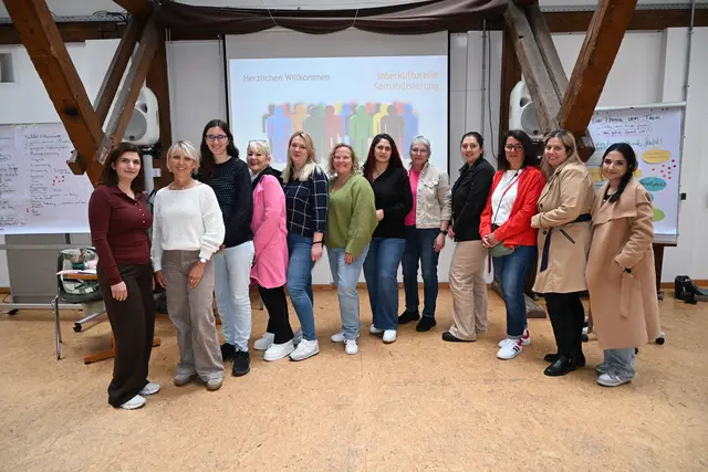 Die neuen Interkulturellen Trainerinnen des Caritasverbandes Vordere Ortenau: Sara Hamdi Al Najjar und Birgit Lipinski (von links) schulen die Mitarbeiterinnen der Caritas-Schulkindbetreuungen an 19 Standorten in der nördlichen Ortenau.  | Foto: Caritasverband/Michaela Gabriel