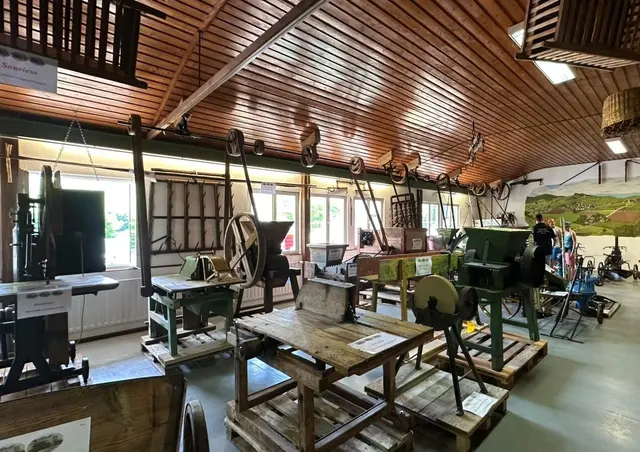 Historische Geräte wie dieser Spannmäher wurden von den Renchtäler Schlepperfreunden mit viel ehrenamtlichem Engagement restauriert und im neuen Museum ausgestellt.  | Foto: Hermann Brüstle