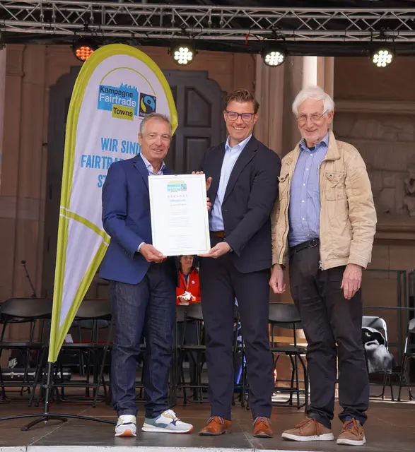 Oberkirch ist offiziell Fairtrade-Stadt: Oberbürgermeister Gregor Bühler (Mitte) und Achim Huber, Sprecher der Steuerungsgruppe Fairtrade-Stadt Oberkirch (links), nahmen die Auszeichnung von Manfred Holz, Fairtrade-Ehrenbotschafter von Fairtrade Deutschland e.V. (rechts), entgegen. | Foto: Denise Burkart/Stadt Oberkirch 