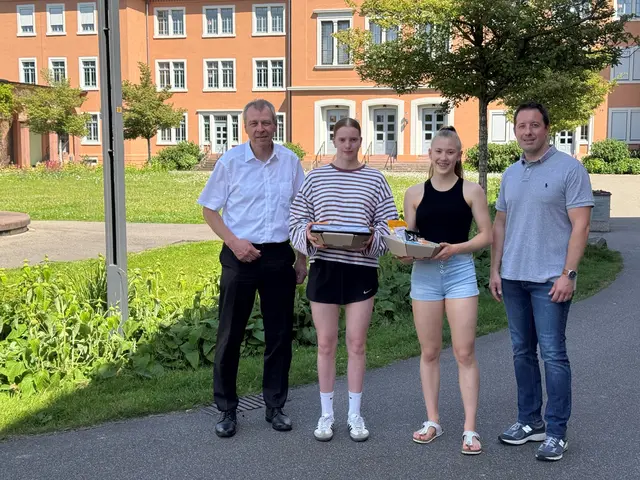 Oberbürgermeister Manuel Tabor (r.) und der Vorsitzende des Sportausschusses, Josef Tisch (l.), ehrten die beiden Sportlerinnen Laura Weber (2. v. r.) und Klara Jörger mit einem Sonderpreis.  | Foto: Stadt Achern/Claudia Männle
