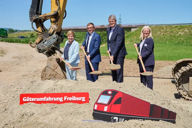 Spatenstich Güterumfahrung Freiburg: Nicole Razavi (v. l.), Verkehrsministerin des Landes Baden-Württemberg, Dr. Phillip Nagl, Vorstandsvorsitzender der DB InfraGO, Patrick Schnieder, Bundesverkehrsminister, Dr. Clarissa Freundorfer, Konzernbevollmächtigte der Deutschen Bahn für Baden-Württemberg | Foto: DB InfraGO AG/Stefan Wildhirt