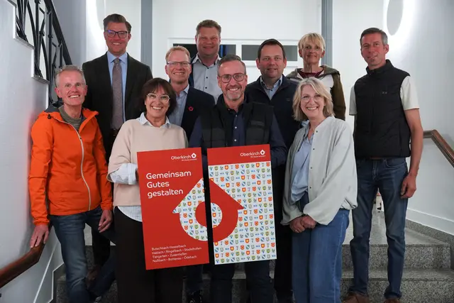 Iris Sehlinger (3. v. l.) präsentierte die neuen Stadtmarke-Schilder. | Foto: Denise Burkart/Stadt Oberkirch