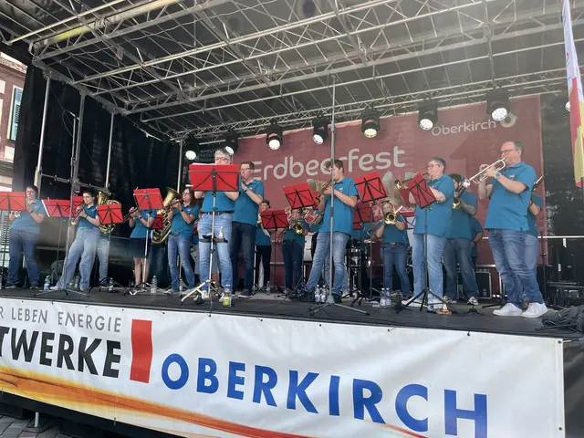 Die "TonBänd" der Narrenzunft Oberkirch sorgte am Samstagvormittag für den musikalischen Rahmen. | Foto: mak