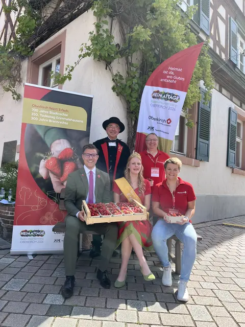 Freuen sich auf ein gut besuchtes Erdbeerfest: Oberbürgermeister Gregor Bühler (v. l.), Siegfried Eckert, Erdbeerkönigin Martha I., Mathias Benz und Anita Huber.  | Foto: mak