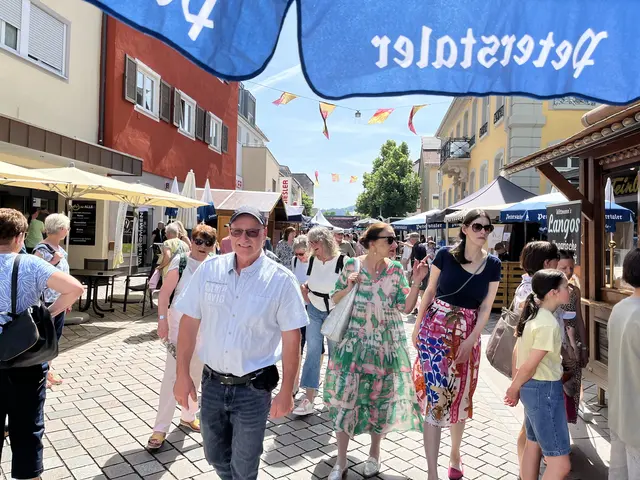 Zahlreiche Besucher flanierten durch die Oberkircher Innenstadt.  | Foto: mak