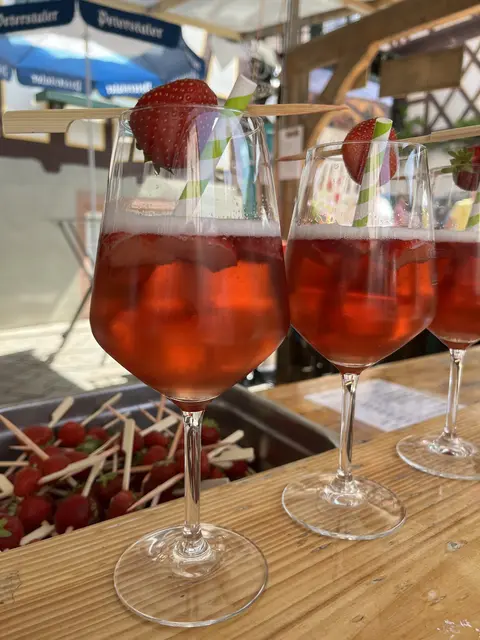Das Wochenende steht auch kulinarisch ganz im Zeichen der süßen Erdbeerfrucht.  | Foto: mak