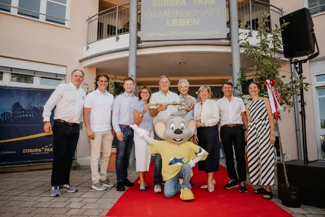 Die Inhaberfamilie Mack feiert die offizielle Schlüsselübergabe mit Charles Botta, Direktor MACK Solutions (l.), Bruno Metz, Bürgermeister der Stadt Ettenheim (2. v.r.) sowie Stefanie Ackermann, Ortsvorsteherin von Ettenheimmünster (r.). | Foto: Europa-Park