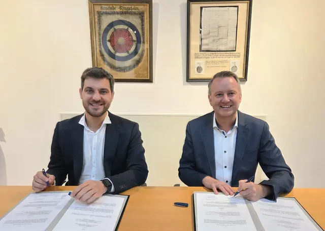 AWO-Geschäftsführer Kai Schröder-Klings (l.) sowie Bürgermeister Pascal Weber bei der Vertragsunterzeichnung im Rathaus Ringsheim | Foto: Gemeinde Ringsheim
