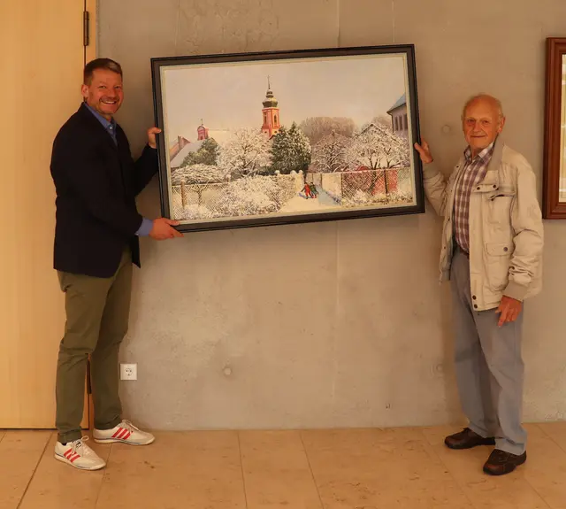 Bürgermeister Viktor Lorenz (l.) und Helmut Hägele mit dem Kunstwerk, das jetzt im neuen Rathaus hängt.  | Foto: Gemeinde Appenweier