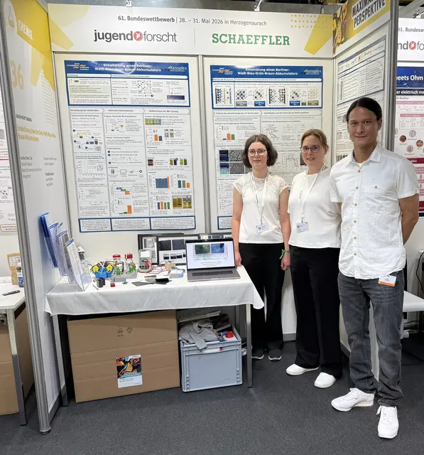 Preisträgerin Annika Obert (l.) mit ihrer Projektbetreuerin Sandra Rüdlin (SFZ Xenoplex) und ihrem Projektbetreuer Claas Rittweger (Marta-Schanzenbach-Gymnasium Gengenbach) | Foto: "Forscher/-innen für die Region e.V."