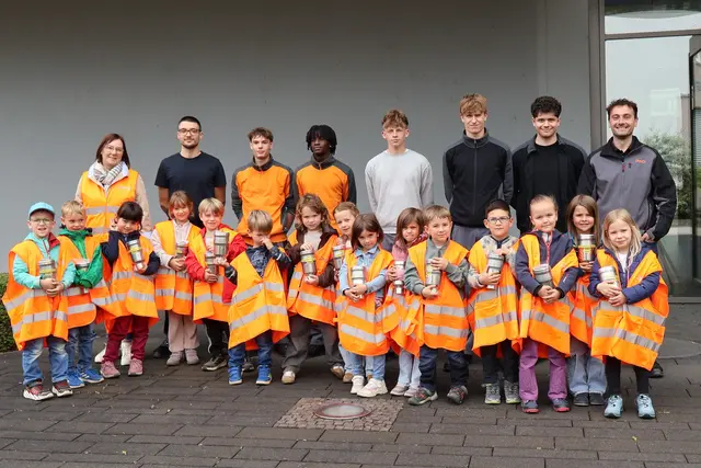 Die Schulanfänger des Kindergartens St. Elisabeth besuchten die PWO AG in Stadelhofen und erhielten dabei spannende Einblicke in die Arbeitswelt.  | Foto: Stadt Oberkirch 