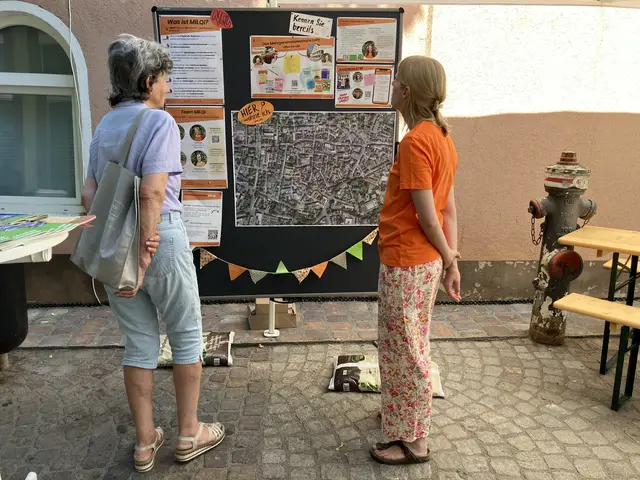 Eine Bewohnerin der Innenstadt beim Tag der Nachbarschaft im Gespräch mit Eva Knapp, städtische Mitarbeiterin im Team MiLQI | Foto: Stadt Lahr/Nora Stippich