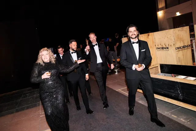Laudatorin Gisa Flake (l.) mit Claudio Demel (r.) und den weiteren für die beste Tongestaltung Ausgezeichneten.   | Foto: Deutscher Filmpreis 2026/Clemens Porikys 