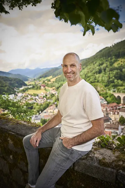 Maui Fabiano, stellvertretender Vorsitzender des Historischen Vereins Hornberg, steht auch regelmäßig selbst als Darsteller auf der Freilichtbühne. Aktuell probt er für das neue Familienstück "Alice im Wunderland – Das Musical". | Foto: Michael Bode