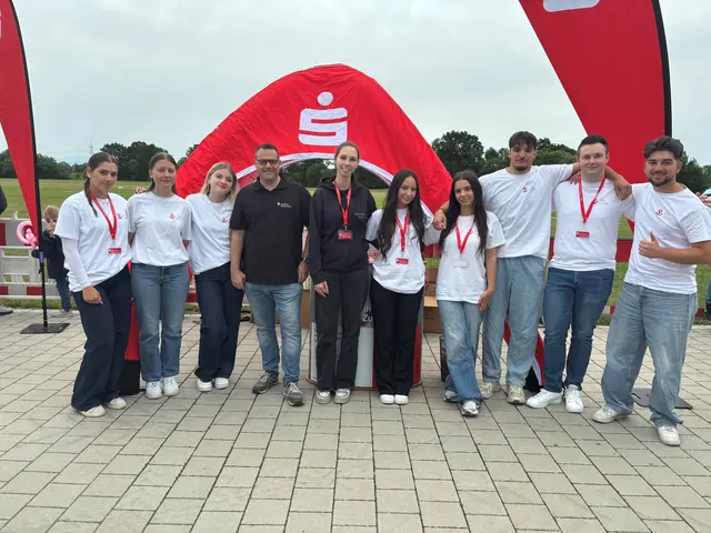 Abteilungsdirektor Vertriebsmanagement &amp; Treasury / Stiftungsmanager Dominik Lentz (schwarzes T-Shirt) mit dem Sparkassen-Team vor Ort | Foto: Sparkasse Hanauerland