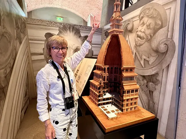 Stadtführerin Alessandra Palombo vor dem Holzmodell der Mole Antonelliana im Museo Nazionale del Cinema — einem der überwältigendsten Museen Italiens, dessen Ausstellung der Traumfabrik des frühen Kinos gewidmet ist und das ausgerechnet in jenem Backsteinwunderwerk residiert, das als Synagoge begann, als Nationaldenkmal endete und heute die Erinnerung an eine verlorene Filmhauptstadt in seine Kuppel einschließt.
 | Foto: Daniel J. Basler