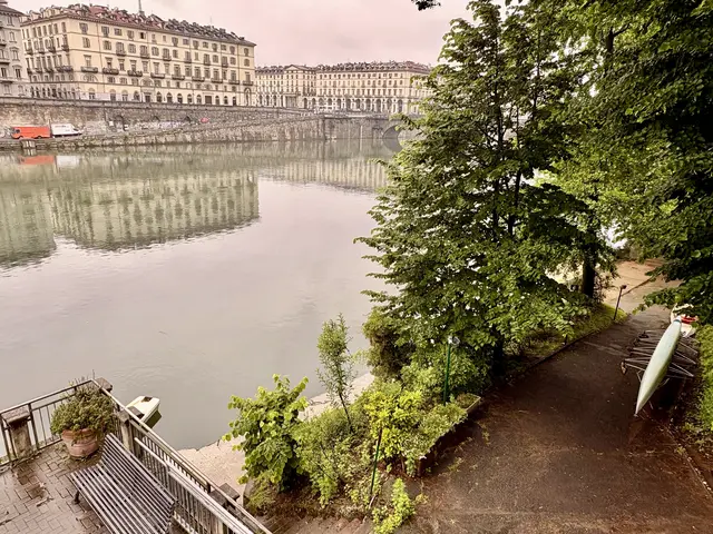 Wo das träge Wasser des Po die strenge Symmetrie der Savoyer-Großbauten in sanften Wellen bricht, offenbart sich Turins intimster Aggregatzustand — ein urbanes Panorama, das am Übergang zur Piazza Gran Madre di Dio die würdevolle, fast meditative Zurückhaltung der Stadt mit dem erwachenden Grün der Flussufer vereint und jene melancholische, leise Poesie verströmt, die diese Metropole seit Jahrhunderten prägt.
 | Foto: Daniel J. Basler