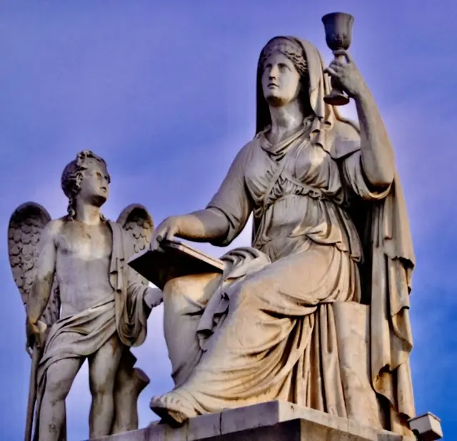 Wächterin am Fluss der Legenden: Vor der klassizistischen Kulisse der Kirche Gran Madre di Dio blickt die monumentale Allegorie des Glaubens über den Po in das sanfte Abendlicht Turins. In ihrer Linken erhebt sie jenen legendären Kelch, den Suchende seit Generationen als Chiffre für den Heiligen Gral deuten – ein stummes Monument an einer Bruchlinie des Raumes, wo die steinerne Symmetrie der piemontesischen Metropole nahtlos in die tiefen, esoterischen Traditionslinien ihrer Stadtgeschichte übergeht.
 | Foto: Daniel J. Basler