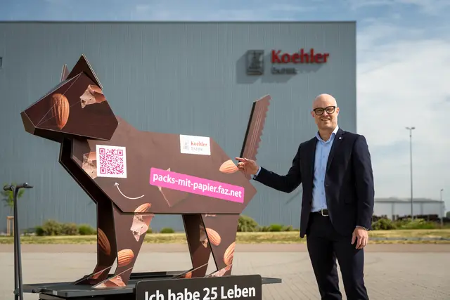 Am 8. Juni macht sich die Katze per LKW auf den Weg durch Deutschlands Süd- und Nordwesten – Philipp Prechtl, Vorstand Strategie der Koehler-Gruppe, begleitet den Kampagnenstart am Koehler Paper Werk in Kehl.  | Foto: Koehler Paper 