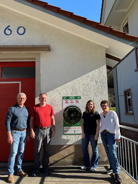 Bürgermeister Uwe Gaiser (v. l.), Michael Huber, Susanne Bigott, Ortsvorsteherin Elfriede Watzl | Foto: Stadt Oppenau