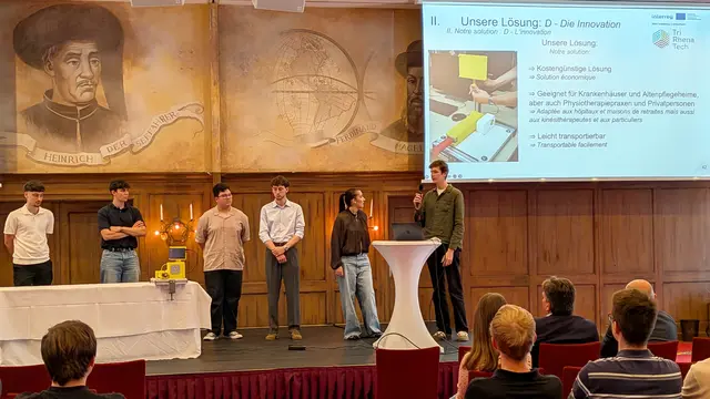 Clement Czelaga, Anna Trefzer (v. r.) und Ethan Hoareau (3. v. l.) von der Hochschule Offenburg stellten mit ihren französischen Teamkollegen ihr Projekt Arm Assist vor. | Foto: Hochschule Offenburg